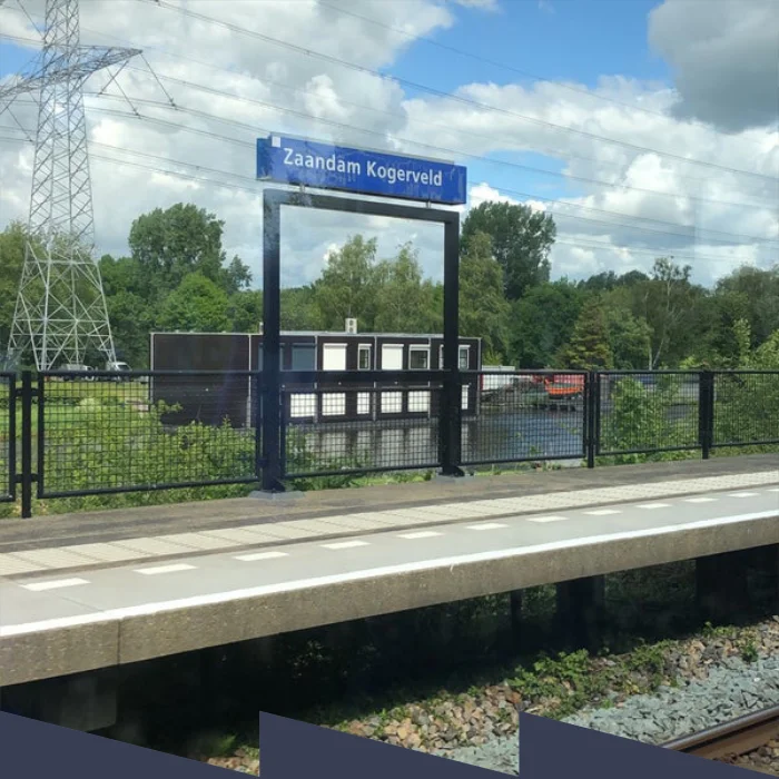 Station<br><span style='font-weight: 300;'>om de hoek</span>